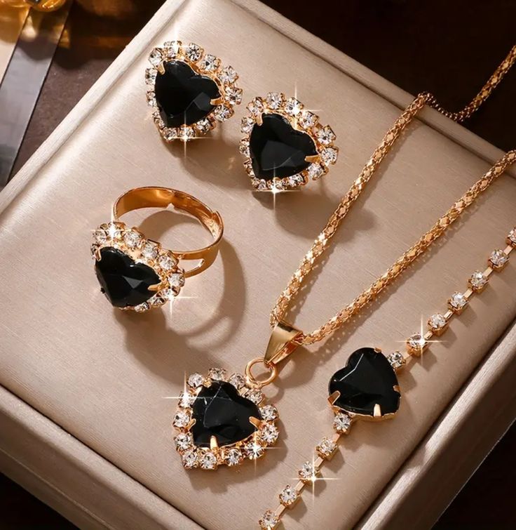 NECKLACES & PENDANTS